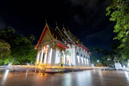 Velas alrededor de Pagoda Wat Mat chi ma wat temple Udon Thani, Tailandia.