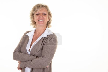 Téléchargez les photos : Heureux élégant mature femme d'affaires senior riant debout isolé sur fond blanc Sourire confiant joyeux milieu des années 60 dame sourire en regardant la caméra dans l'espace de copie - en image libre de droit