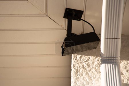 Foto de Seguridad moderna cámara de maniquí negro en la fachada del edificio de la pared - Imagen libre de derechos