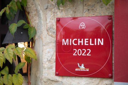 Foto de Burdeos, Aquitania Francia - 11 01 2022: Michelin 2022 libro de placa esmaltada roja Letrero de texto de placa guía con logotipo de la marca en el buen edificio de la pared del restaurante - Imagen libre de derechos