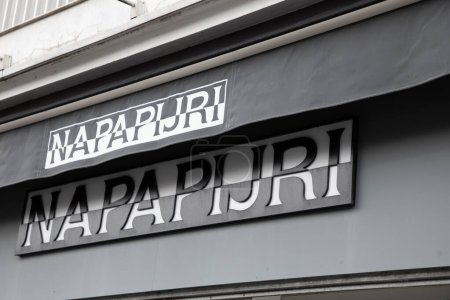 Téléchargez les photos : Bordeaux, Aquitaine France - 10 30 2022 : napapijri store logo marque et enseigne texte sur façade mode boutique italienne - en image libre de droit