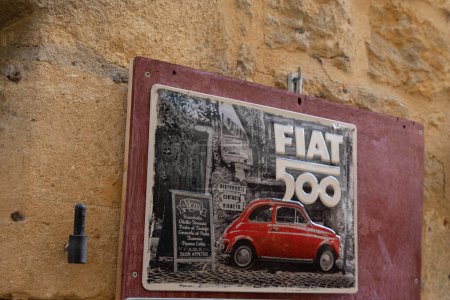 Foto de Burdeos, Aquitania Francia - 10 30 2022: Fiat 500 Logotipo de la marca y el texto signo de publicidad del coche tablero retro tienda antigua concesionaria automóviles - Imagen libre de derechos