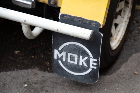 Foto de Burdeos, Aquitania Francia - 11 06 2022: Mini coche Moke mudflap buggy playa por Austin mini vehículo utilitario signo de marca y logotipo de texto - Imagen libre de derechos