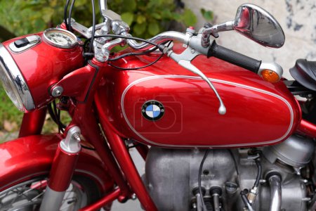 Téléchargez les photos : Bordeaux, Aquitaine France - 11 06 2022 : bmw vintage rétro moto logo signe et marque texte sur réservoir rouge carburant - en image libre de droit