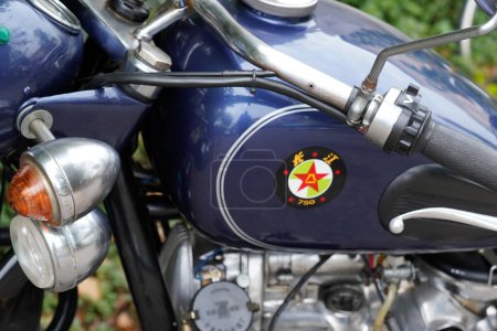 Foto de Burdeos, Aquitania Francia - 11 06 2022: Chang Jiang vintage retro china logotipo de la motocicleta signo y texto de la marca en el tanque de combustible azul - Imagen libre de derechos