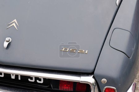 Foto de Burdeos, Aquitania Francia - 11 06 2022: Citroen DS 21 logo trasero marca y signo de texto vintage coche francés - Imagen libre de derechos