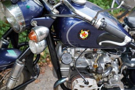 Foto de Burdeos, Aquitania Francia - 11 06 2022: Chang Jiang retro motocicleta azul viejo logotipo de la vendimia marca y texto del cartel en el tanque de combustible histórico chino Yangzi Jiang moto - Imagen libre de derechos