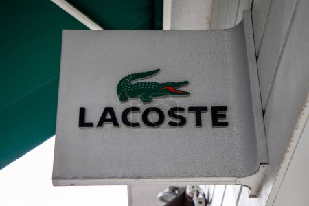 Foto de Burdeos, Aquitania Francia - 10 30 2022: Lacoste logo de la marca fachada letrero texto en la tienda de pared frente a la boutique - Imagen libre de derechos