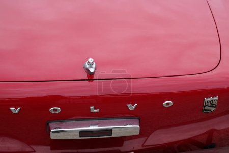 Foto de Burdeos, Aquitania Francia - 11 06 2022: Marca del logotipo del automóvil de Volvo 1800 y signo de texto en el coche antiguo retro - Imagen libre de derechos