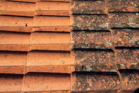 Machine à haute pression professionnelle nettoyer le toit de la saleté et du lichen avant et après la situation tuiles de toit
