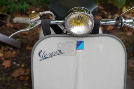 Foto de Burdeos, Aquitania Francia - 11 12 2022: vespa acma piaggio logo brand and text sign scooter with vintage look sixties - Imagen libre de derechos