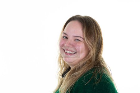 Téléchargez les photos : Femme en surpoids sourire regardant portrait souriant heureux et amical dans une attitude positive en fond blanc - en image libre de droit
