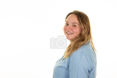 übergewichtige Frau lacht glücklich lächelnd fröhlich mit freundlicher und positiver Haltung auf weißem Hintergrund Studioporträt