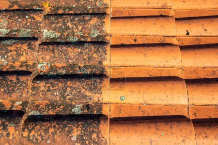 Téléchargez les photos : Carreaux après et avant Nettoyage de toit avec toiture de tuiles à haute pression - en image libre de droit