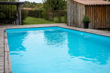 Téléchargez les photos : Maison familiale privée piscine avec terrasse en bois bleu eau transparente - en image libre de droit