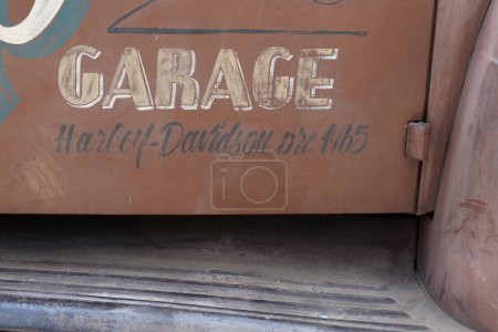Foto de Burdeos, Aquitania Francia - 11 12 2022: harley davidson logotipo de la marca de garaje y signo de texto de la motocicleta de la vendimia en el viejo panel de la puerta del camión oxidado para la vieja moto de óxido vintage - Imagen libre de derechos