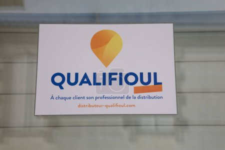 Foto de Burdeos, Aquitania Francia - 11 12 2022: Certificación Qualifioul etiqueta de calificación francesa logotipo de la marca y el signo de texto permite a las empresas de combustible para gasolina - Imagen libre de derechos