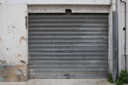 Téléchargez les photos : Porte de garage métallique ancienne et usée séquentielle en acier - en image libre de droit