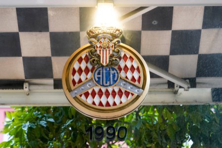 Téléchargez les photos : Monte Carlo, Monaco - 11 23 2022 : Automobile club de Monaco 1990 emblème armoiries logo marque et texte signe organisateur de formule un grand prix - en image libre de droit
