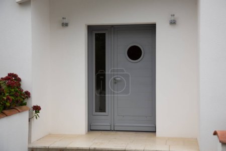 Téléchargez les photos : Façade de maison moderne avec porte d'entrée grise contemporaine - en image libre de droit