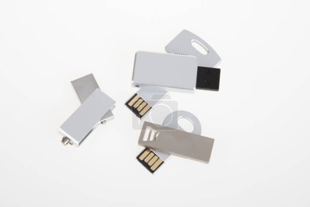 Téléchargez les photos : Argent Clés USB Modèle pour la publicité et l'identité d'entreprise isolé sur fond blanc - en image libre de droit