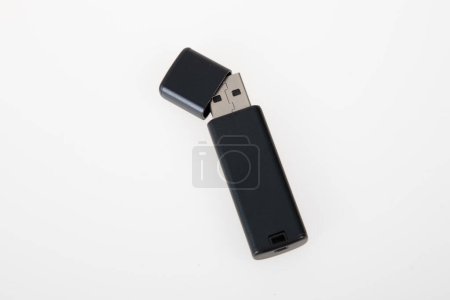 Téléchargez les photos : Noir usb flash drive maquette ouverte mémoire clé bâton sur fond blanc - en image libre de droit