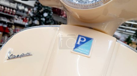 Foto de Burdeos, Aquitania Francia - 12 05 2022: Vespa signo de texto y texto de marca en la parte delantera del juego de juguete scooter vintage - Imagen libre de derechos