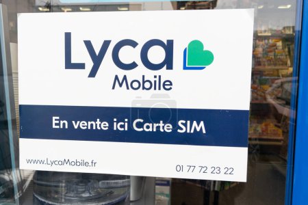 Foto de Burdeos, Aquitania Francia - 12 12 2022: Lyca Mobile logo text and brand sign of mobile virtual network operator low cost in windows door shop retail french - Imagen libre de derechos