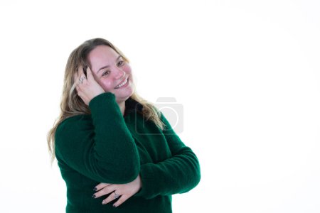 Téléchargez les photos : Plus la taille jolie blonde mignon heureux souriant femme avec la main dans les cheveux en blanc copie espace fond - en image libre de droit