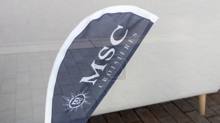 Foto de Burdeos, Aquitania Francia - 12 12 2022: Msc Croisieres signo de texto y logotipo de la marca en la bandera gris de la fachada ventanas agencia de viajes francés - Imagen libre de derechos