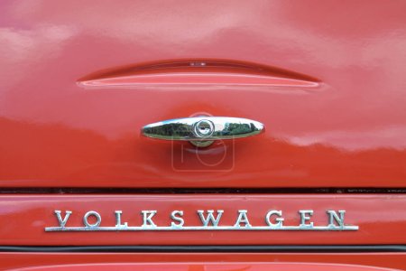 Foto de Burdeos, Aquitania Francia - 12 12 2022: logotipo del transportador vw marca y letra de texto signo atrás combi Volkswagen autobús dividido vehículo de coches antiguos - Imagen libre de derechos