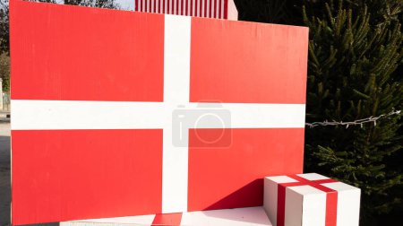 Foto de Muchos caja de regalo rojo cinta blanca usando para Navidad y año nuevo o vacaciones otros - Imagen libre de derechos