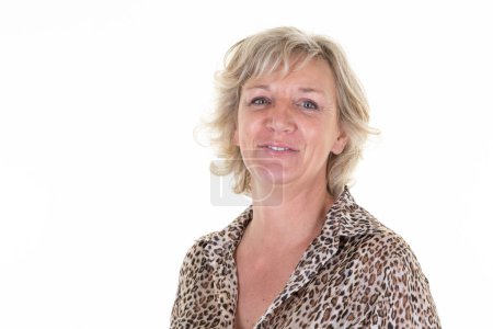 Foto de Senior mujer de mediana edad rubia retrato casual sobre fondo blanco - Imagen libre de derechos