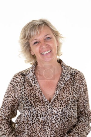 Foto de Mediana edad senior rubia caucásica mujer retrato rubio sonriendo feliz en camisa de leopardo sobre fondo blanco - Imagen libre de derechos