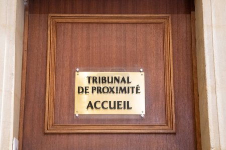 Foto de Tribunal de proximite accueil texto en antiguo edificio de entrada de madera significa en la justicia de recepción tribunal local francés - Imagen libre de derechos