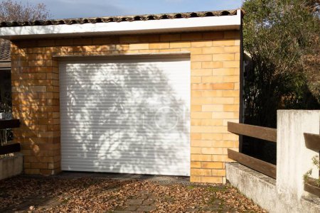 Téléchargez les photos : Rideau obturateur de façade pvc blanc rouleau en plastique porte séquentielle fermé accès porte de garage - en image libre de droit