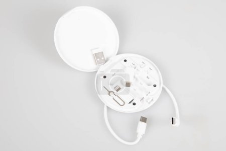 Téléchargez les photos : Set boîte de type blanc connecteurs câble pour charger un téléphone portable sur la table - en image libre de droit