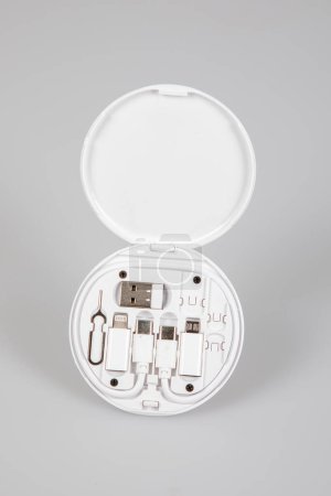 Foto de Cargador de dispositivo móvil usb diferentes tipos conectores curvos cargadores electrónicos adaptadores cable - Imagen libre de derechos