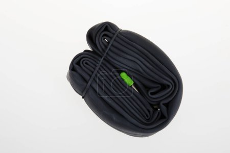 Foto de Nueva bicicleta tubo interior negro y verde gorra sobre fondo blanco - Imagen libre de derechos