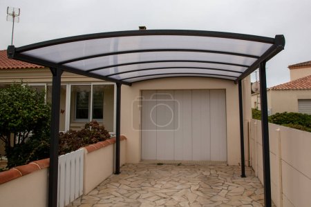 Téléchargez les photos : Polycarbonate carport on facade garage house like car patio pergola roof - en image libre de droit