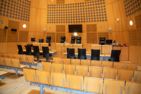 Téléchargez les photos : Bordeaux , Aquitaine  France - 01 15 2023 : wooden courtroom interior with offices of the judge of the clerks and the public ministry - en image libre de droit