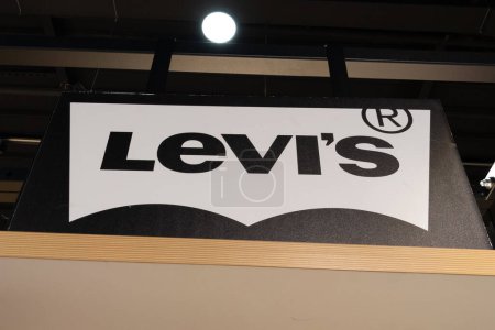 Téléchargez les photos : Bordeaux , Aquitaine  France - 01 18 2023 : Levi's sign brand and text logo in store of American shop clothing company made denim jeans levis - en image libre de droit