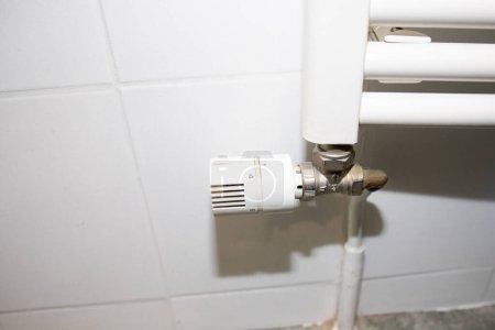 Téléchargez les photos : Heating home radiator thermostat on wall in apartment - en image libre de droit