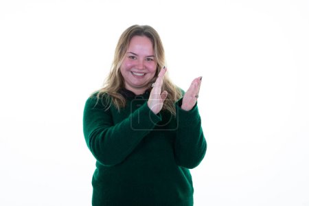 Téléchargez les photos : Overweight woman applauds hands smile happy and friendly smiling in positive attitude in white background - en image libre de droit