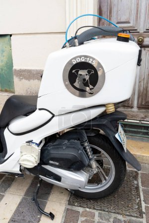 Téléchargez les photos : Mougins , paca France - 20 01 2023 : dog poop vacuum street cleaner scooter motorcycle in french city - en image libre de droit