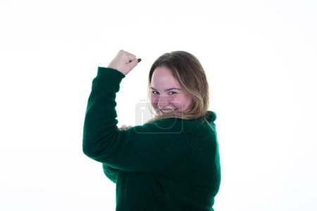 Téléchargez les photos : Overweight woman smiling concept powerful flexing muscular biceps arm in white background - en image libre de droit