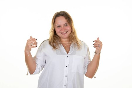 Téléchargez les photos : Overweight woman portrait blonde looking proud positive finger hands on airs - en image libre de droit