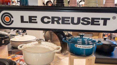 Foto de Burdeos, Aquitania Francia - 30 01 2023: Le Creuset logo sign and brand text in shop of cookware manufacturer cast iron pots and pans - Imagen libre de derechos