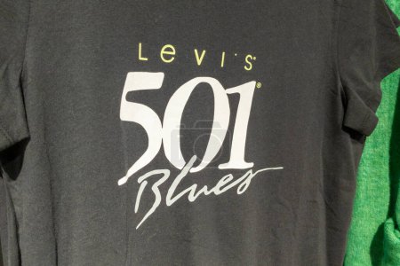 Téléchargez les photos : Bordeaux , Aquitaine  France - 01 18 2023 : Levis 501 blues logo brand text shirt in shirt fashion clothing store sign Levi's shop - en image libre de droit