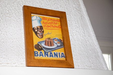 Foto de Burdeos, Aquitania Francia - 06 02 2023: Banania logo texto y signo de marca en marco publicitario de chocolate en polvo - Imagen libre de derechos